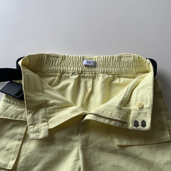 Aritzia - TNA - high waisted cargo shorts with belt - size XS - never been worn - Picture 4 of 8